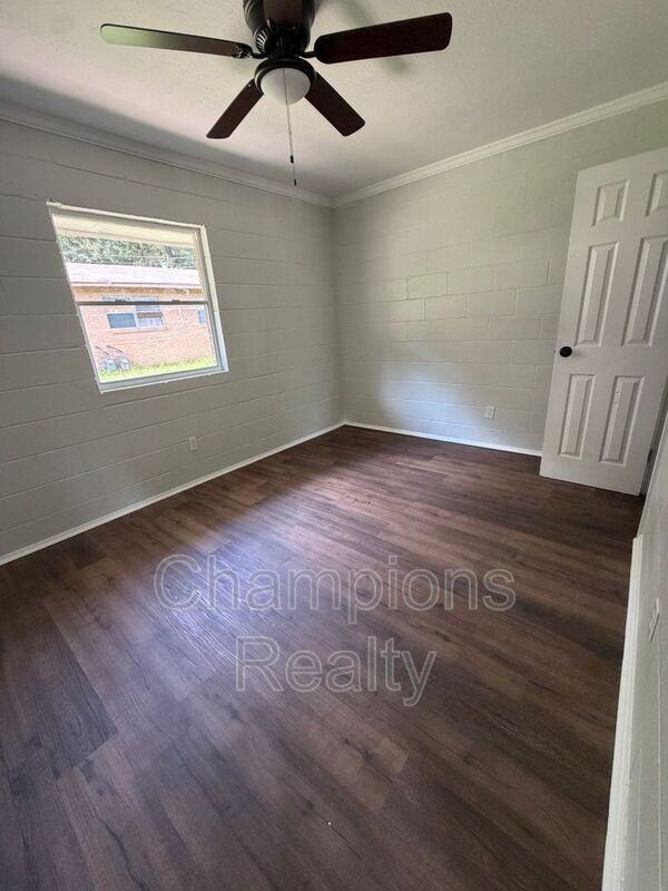3406 Terminal Ct - Photo 2 of 6