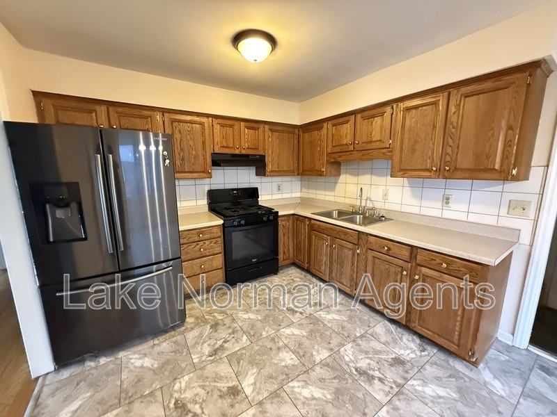 1000 Feldbank Dr - Photo 2 of 10