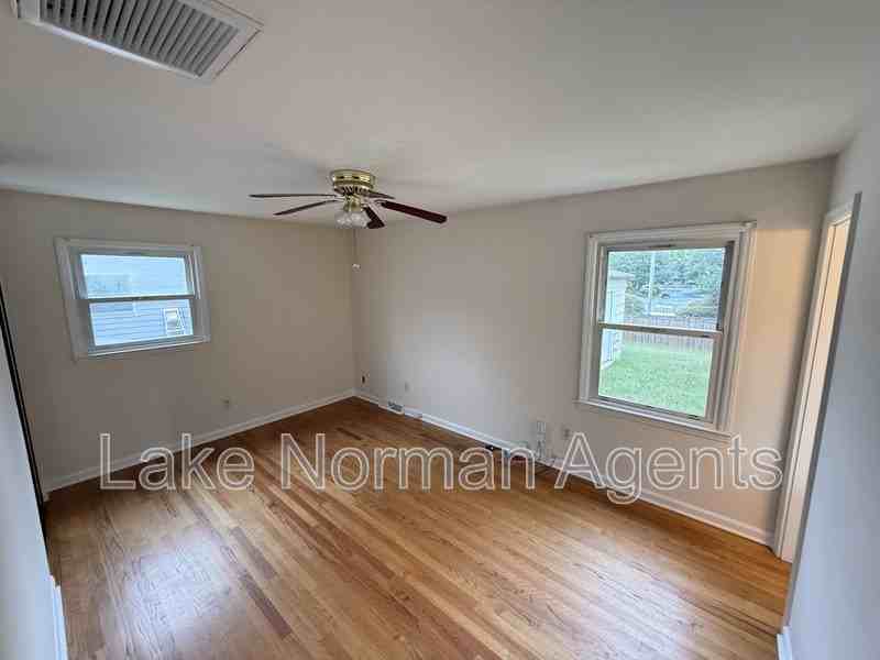 1000 Feldbank Dr - Photo 4 of 10