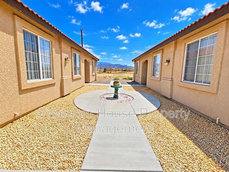 1051 Red Butte St #4 - Photo 3 of 29