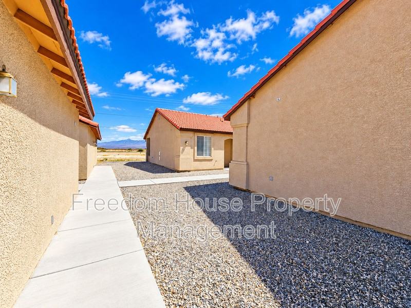 1051 Red Butte St #4 - Photo 5 of 29