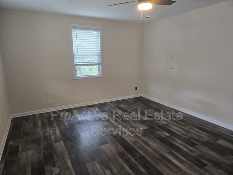 133 E Bay Ave - Photo 2 of 30