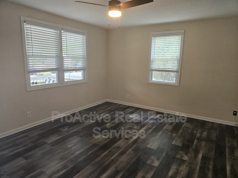 133 E Bay Ave - Photo 3 of 30