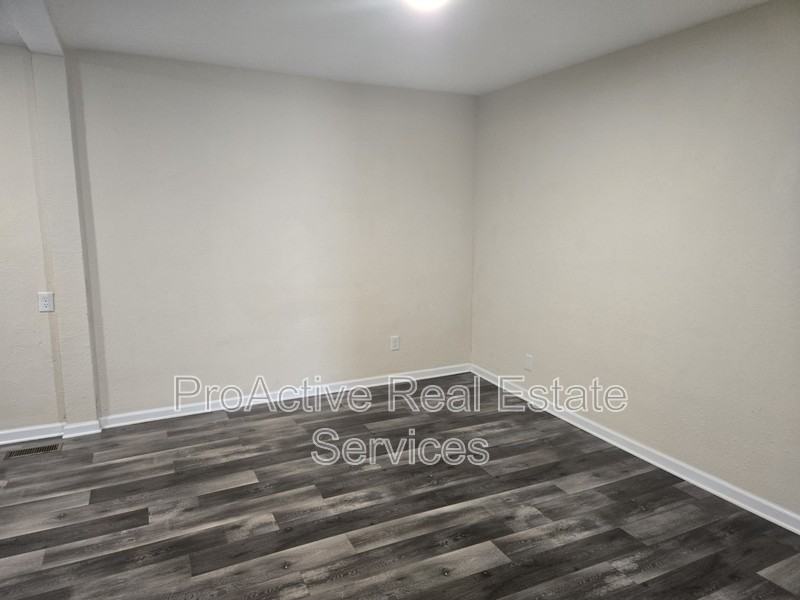 133 E Bay Ave - Photo 4 of 30