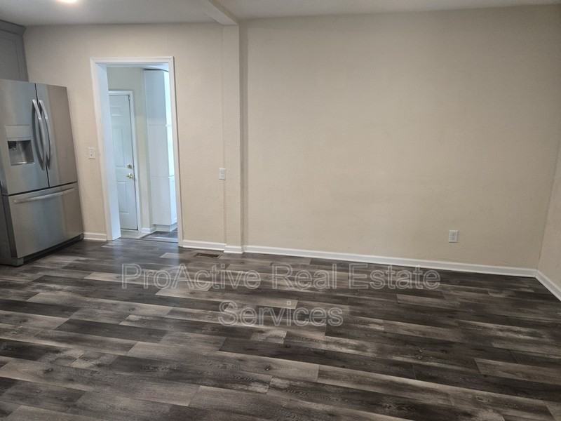 133 E Bay Ave - Photo 5 of 30