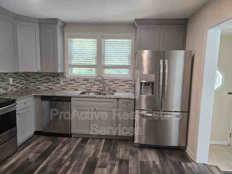 133 E Bay Ave - Photo 6 of 30