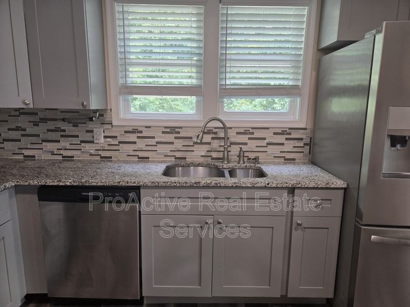 133 E Bay Ave - Photo 7 of 30
