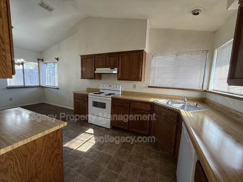 10 Gertz Ct - Photo 3 of 21