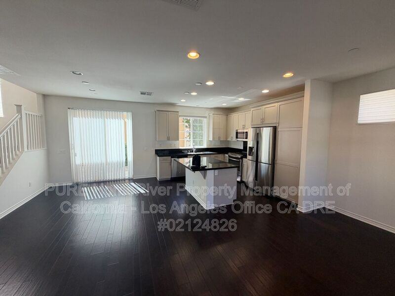22754 Meyler St - Photo 2 of 20