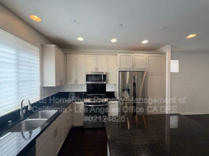 22754 Meyler St - Photo 3 of 20
