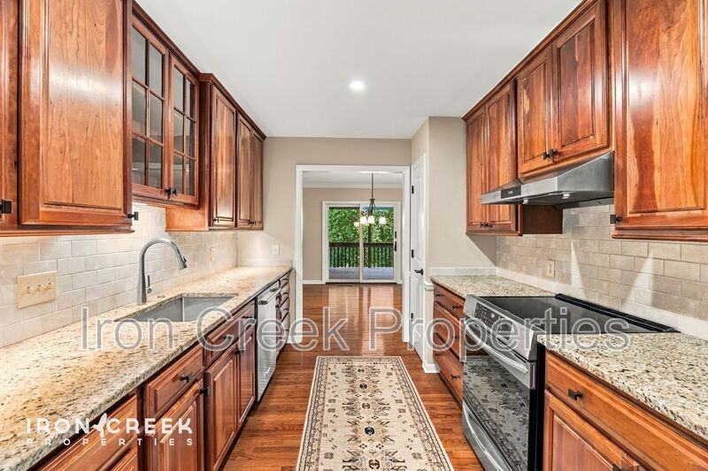 702 Crowfields Ln - Photo 4 of 42