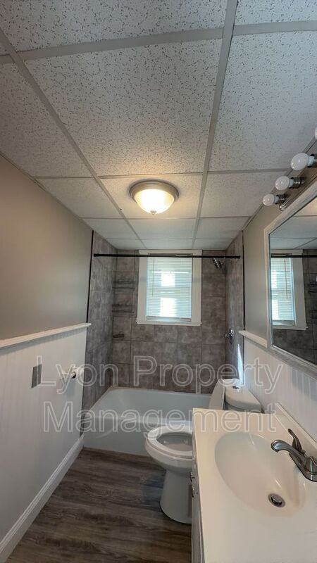106 Winsor St - Photo 3 of 9