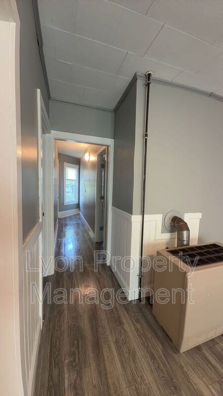 106 Winsor St - Photo 5 of 9