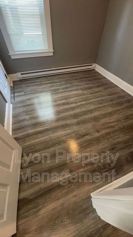 106 Winsor St - Photo 7 of 9