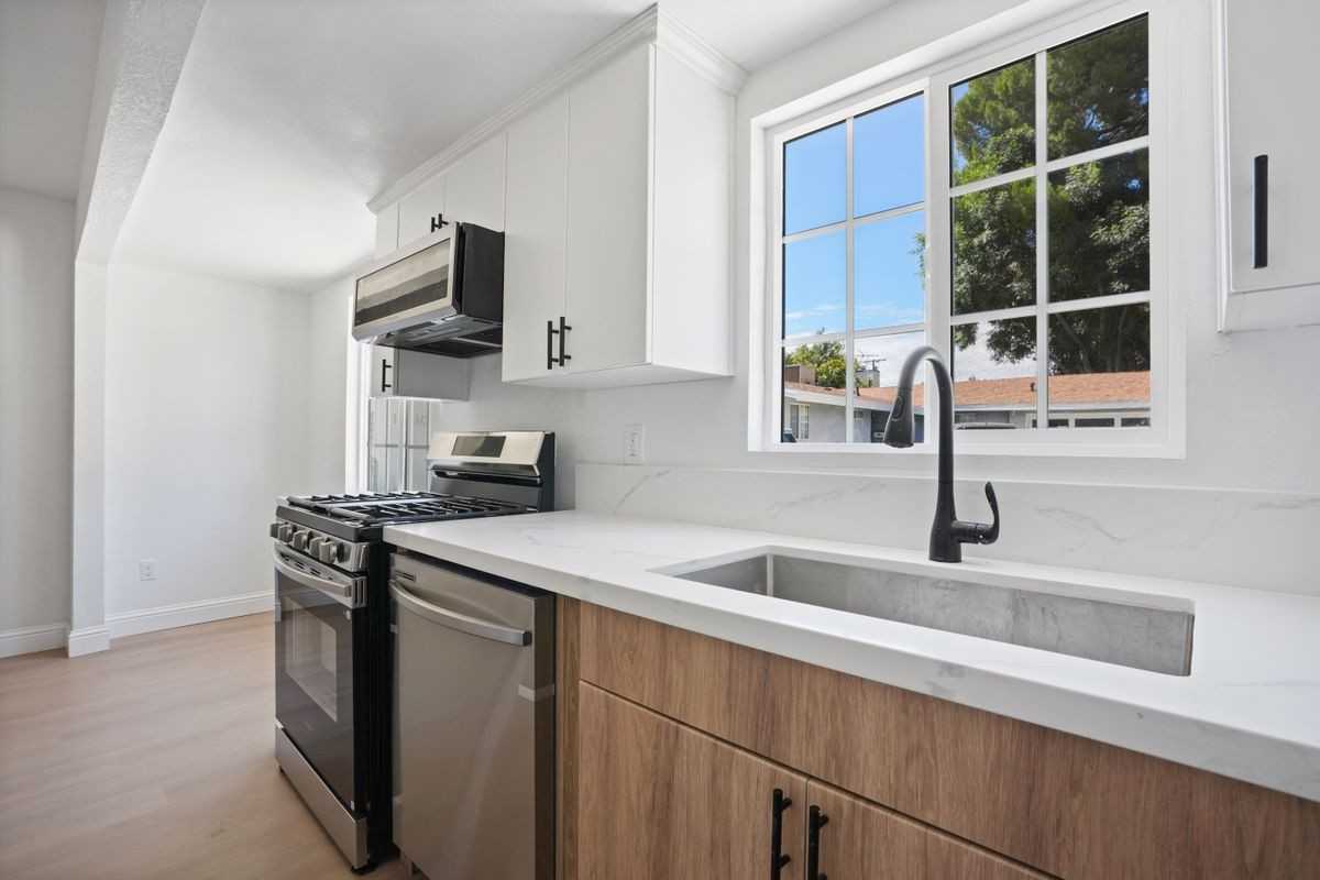 16308 Gledhill St - Photo 3 of 17