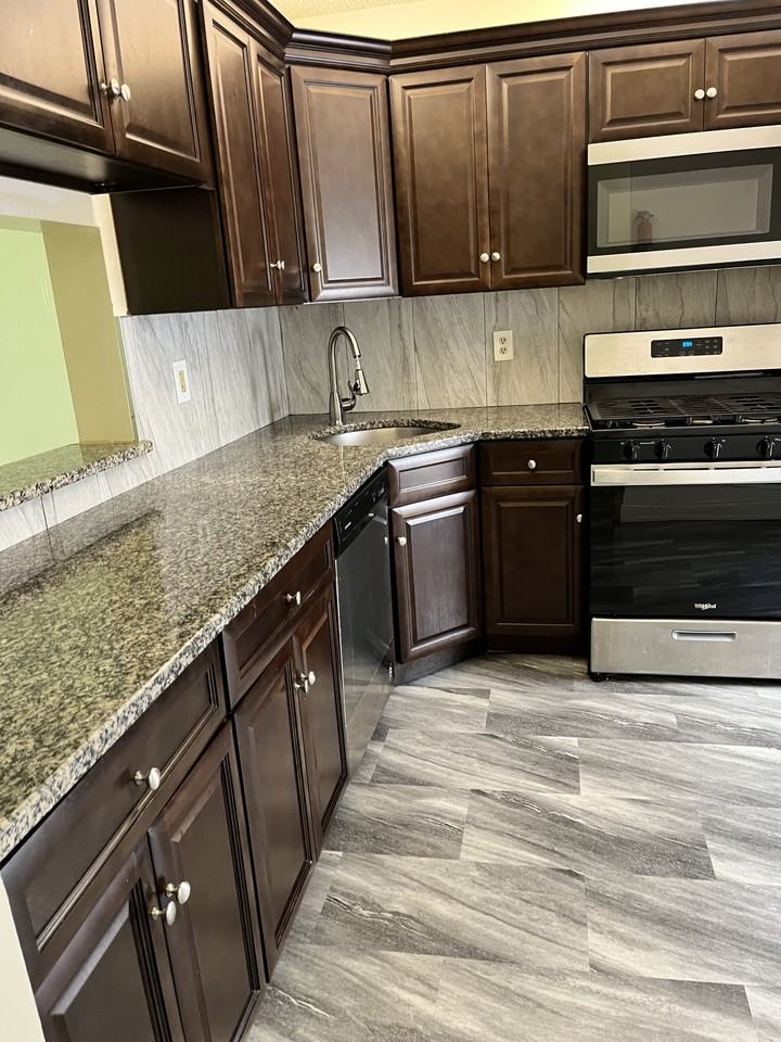 38 Greenwich Dr #38 - Photo 4 of 11