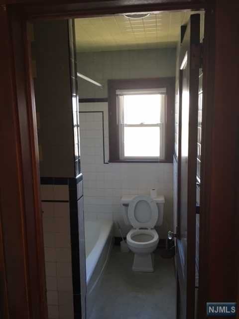 441 Paterson Ave - Photo 3 of 6