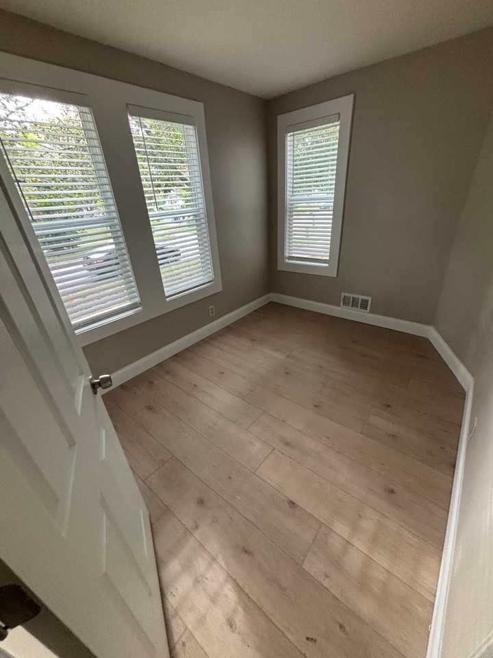 923 12th St - Photo 2 of 4