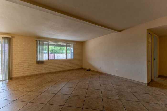 1433 S Park Ln - Photo 5 of 28