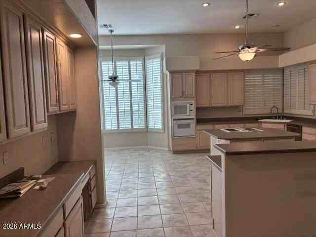 4419 E Robin Ln - Photo 3 of 15