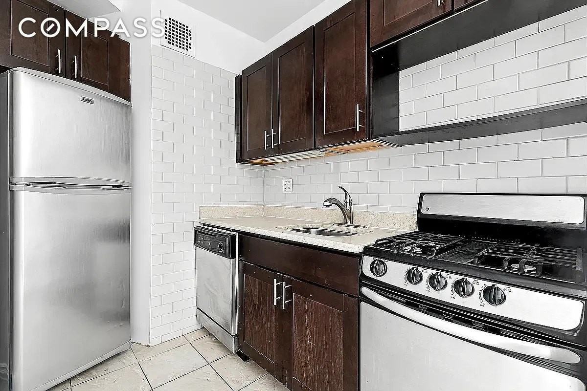 401 W 45th St #4A - Photo 2 of 5
