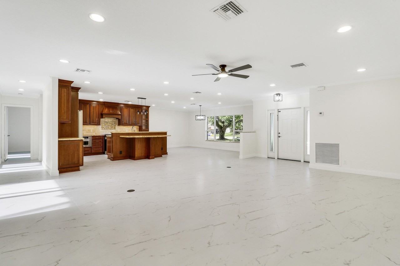 100 Sw 15th Ct - Photo 3 of 41