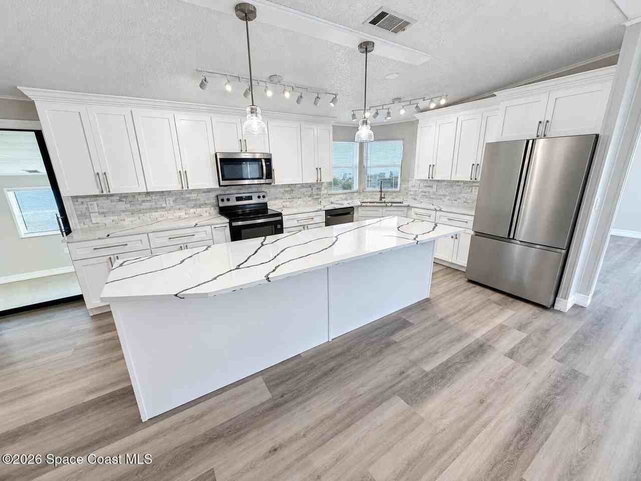1062 Manila Dr - Photo 3 of 15