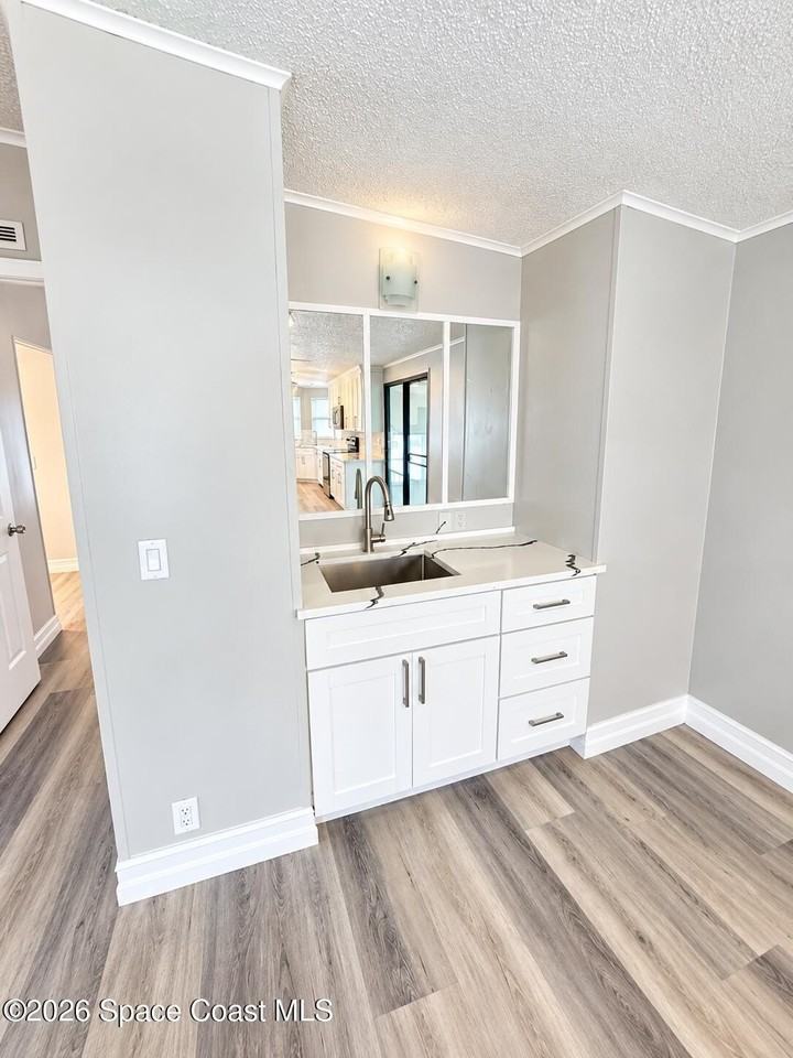 1062 Manila Dr - Photo 4 of 15