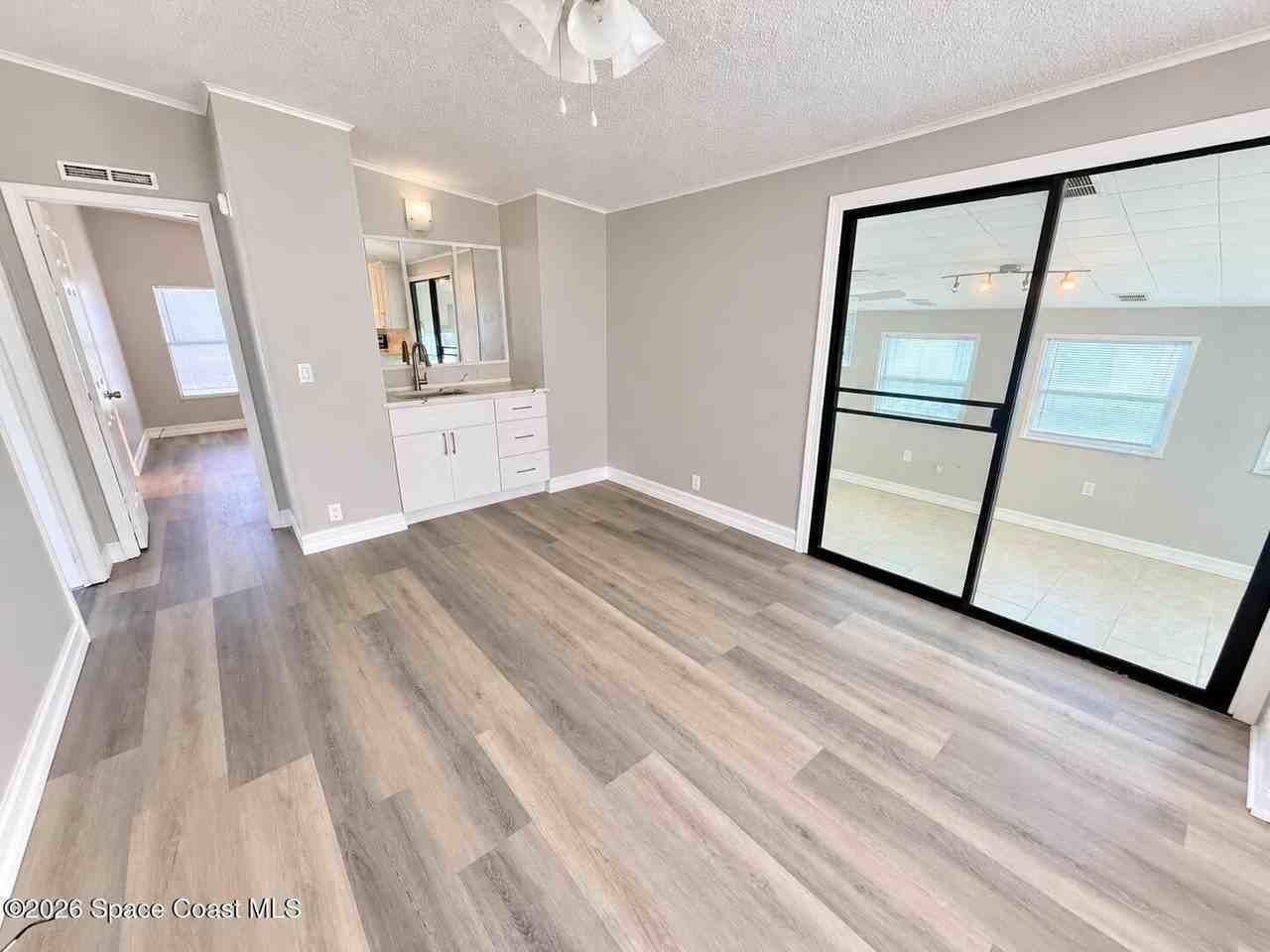 1062 Manila Dr - Photo 5 of 15