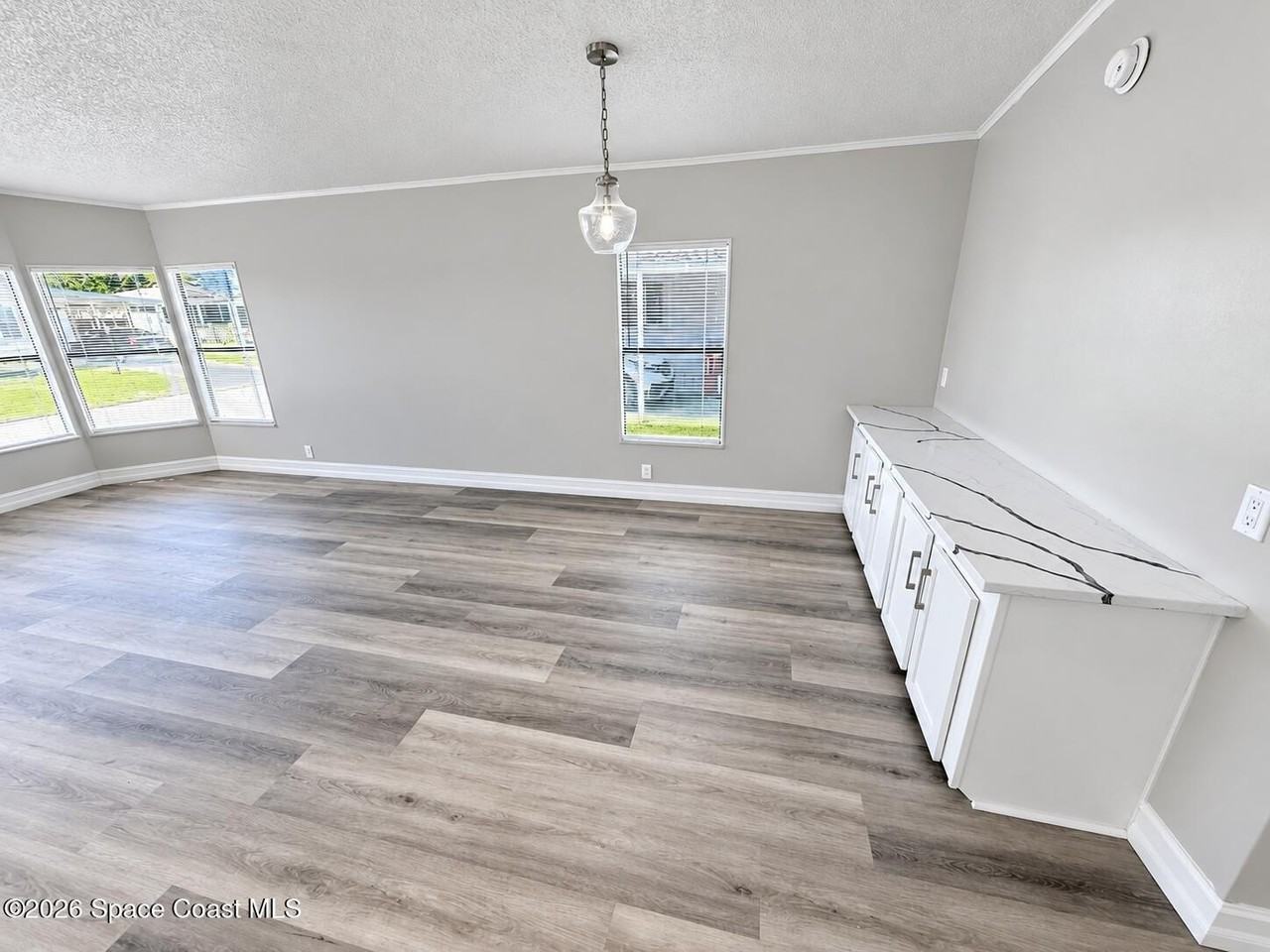 1062 Manila Dr - Photo 6 of 15