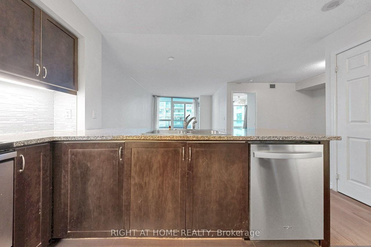 19 Grand Trunk Crescent #712 - Photo 4 of 30