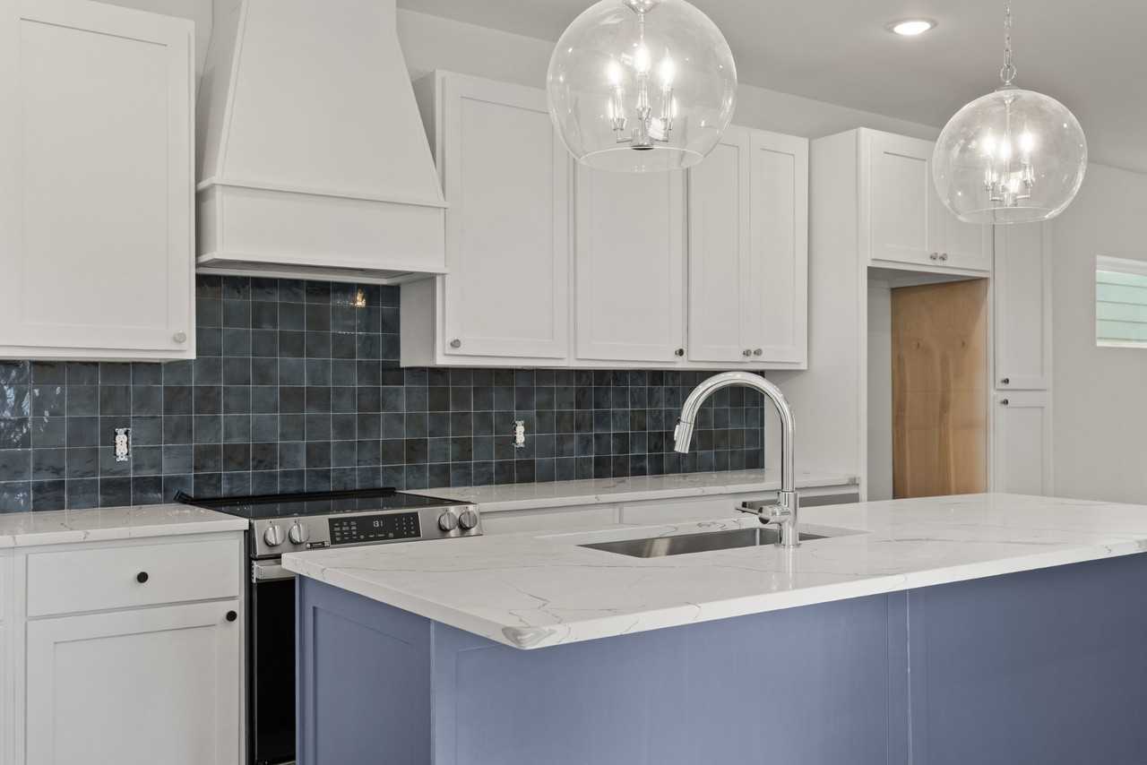 2238 Kline Ave - Photo 5 of 31