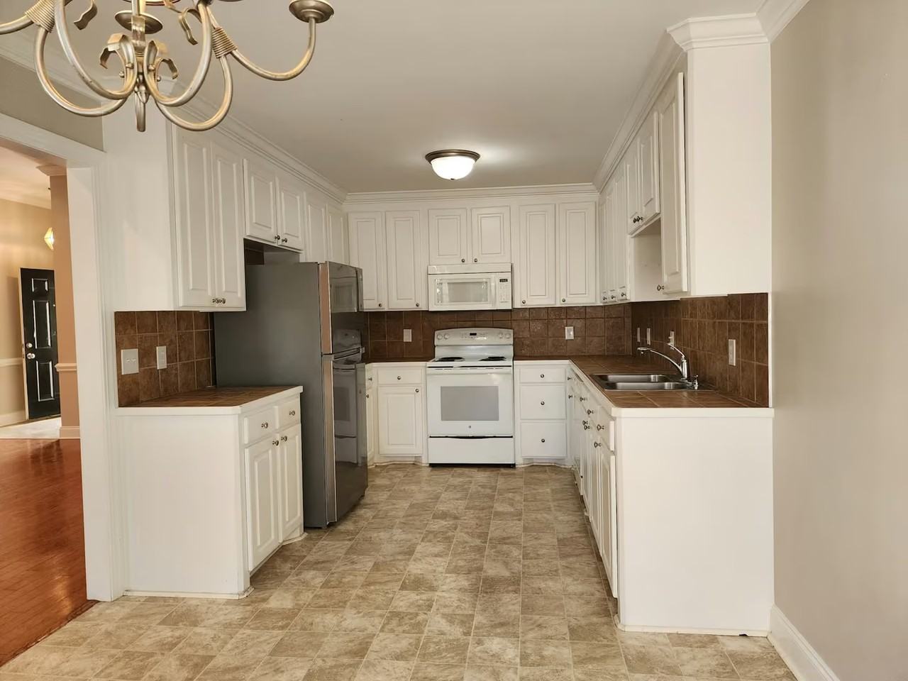 381 Rosemount Dr - Photo 4 of 13