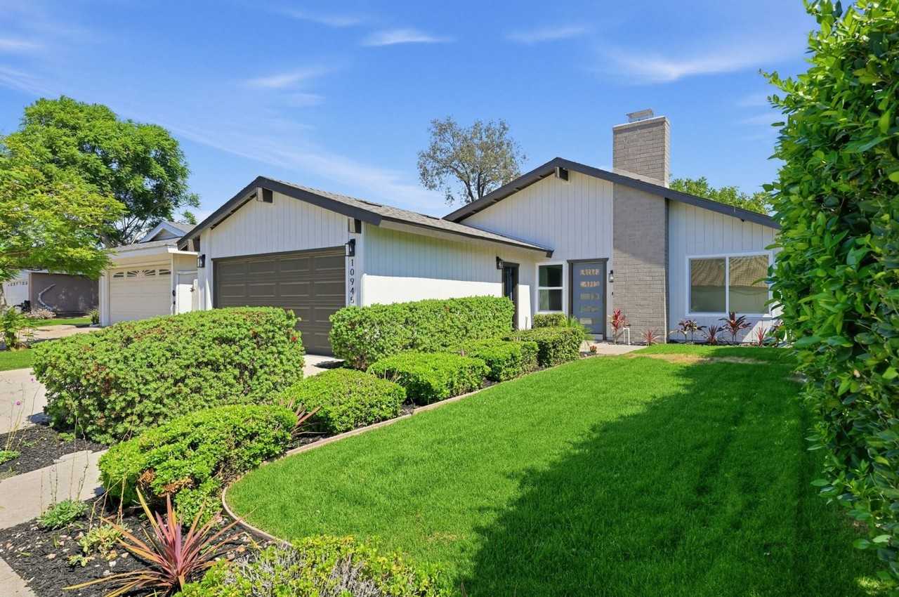 10945 Janice Ct - Photo 2 of 32
