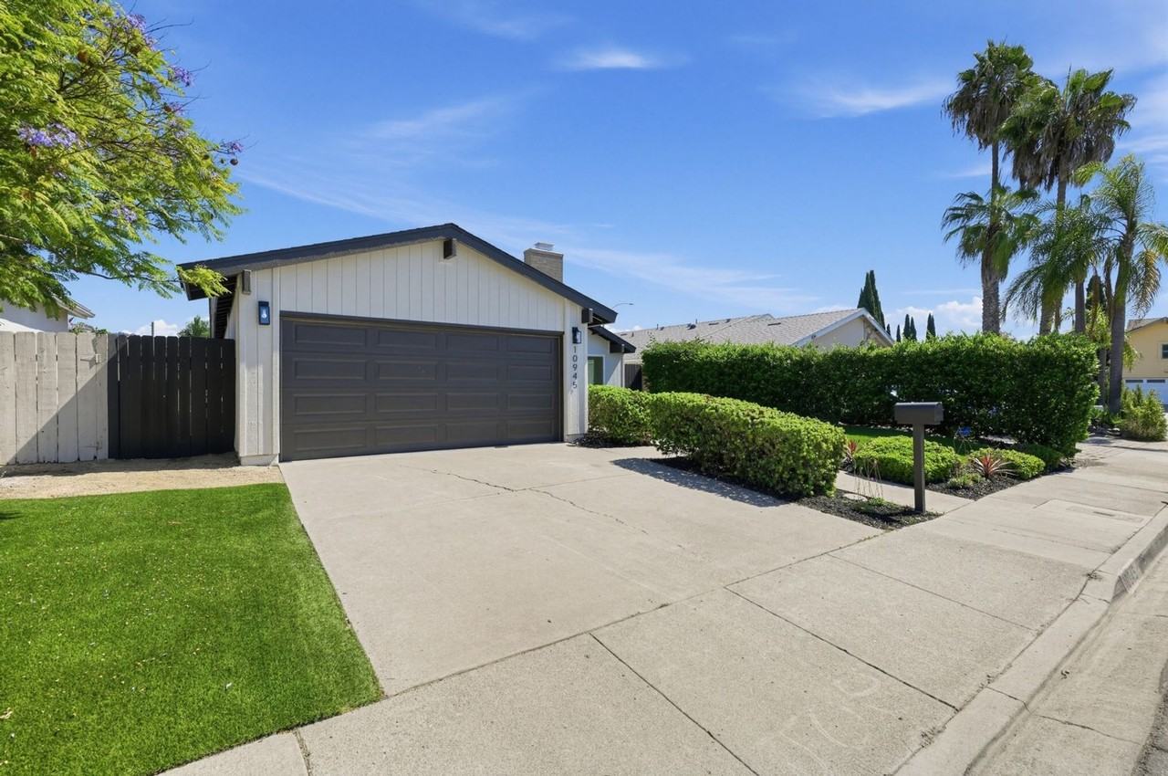 10945 Janice Ct - Photo 3 of 32