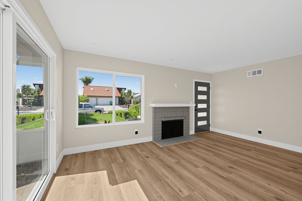 10945 Janice Ct - Photo 5 of 32