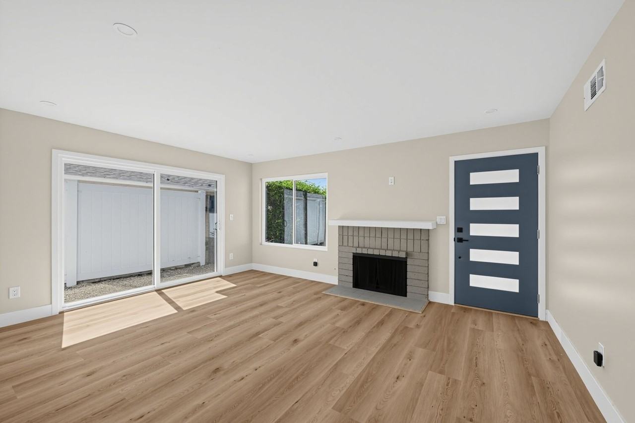 10945 Janice Ct - Photo 6 of 32