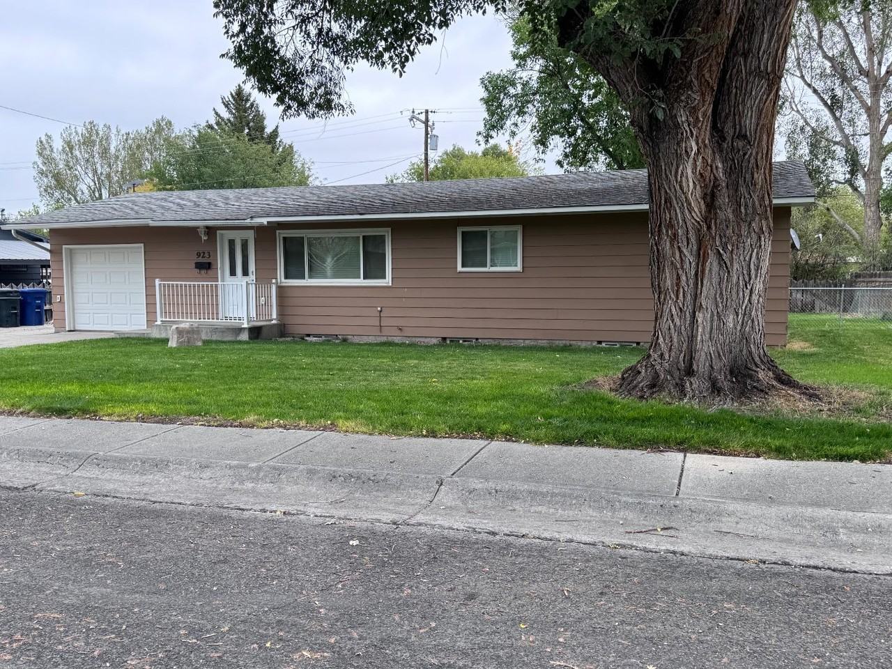 923 923 Big Horn Dr: All Utilities Included - Photo 2 of 20