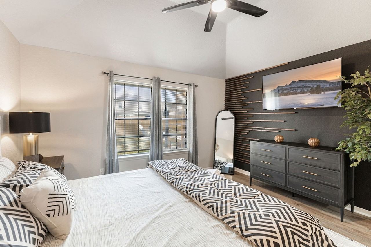 506 James Loop #1630306P - Photo 3 of 21