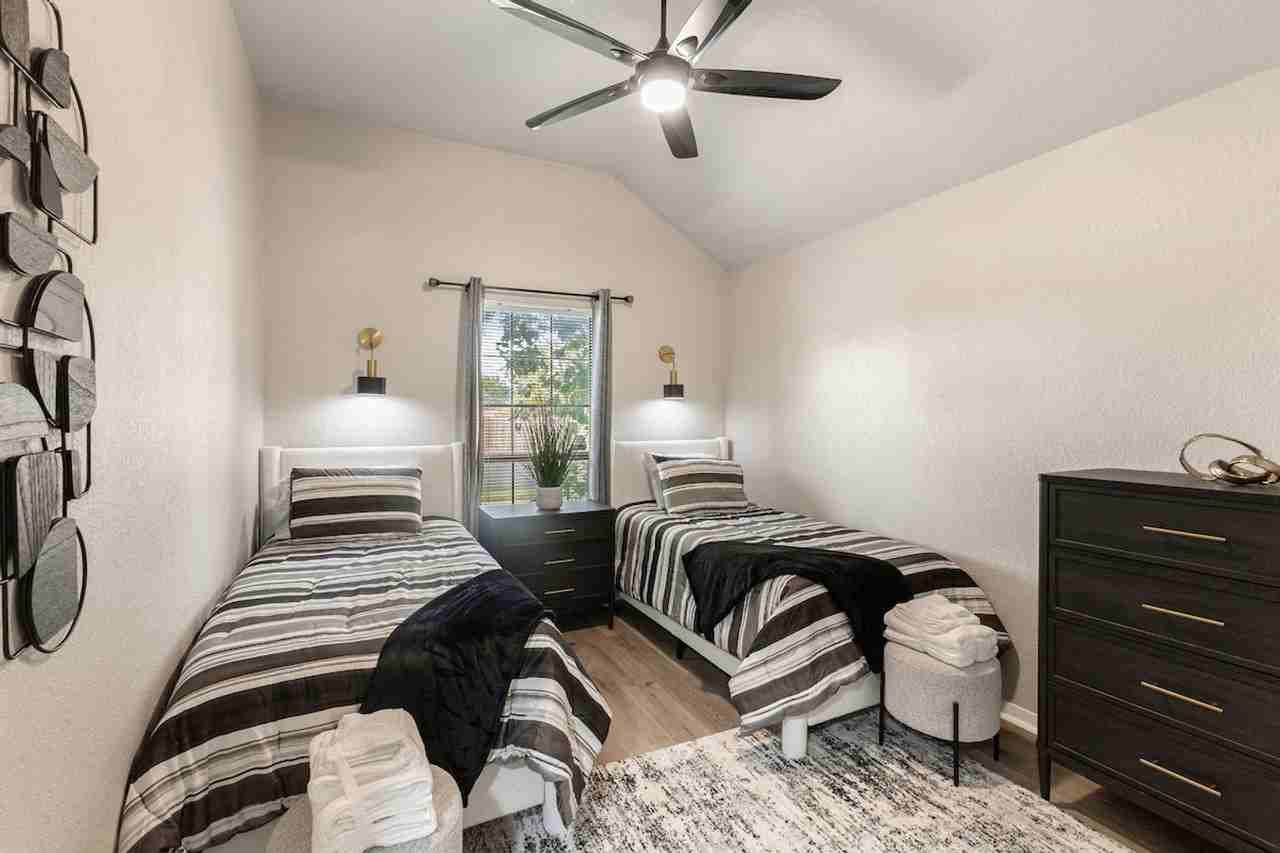 506 James Loop #1630306P - Photo 5 of 21