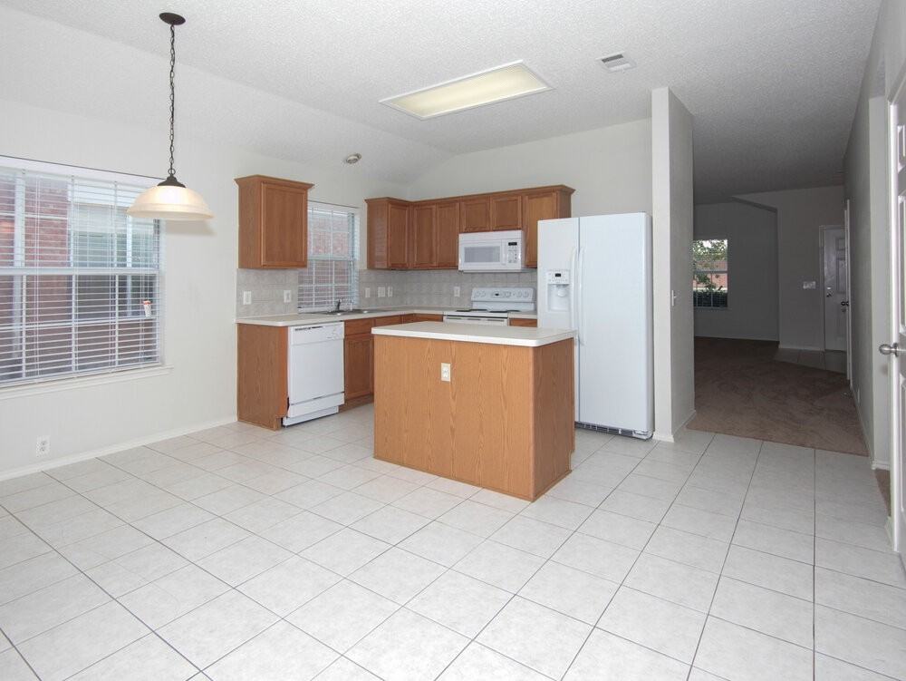 8421 Vicksburg Ln - Photo 4 of 12