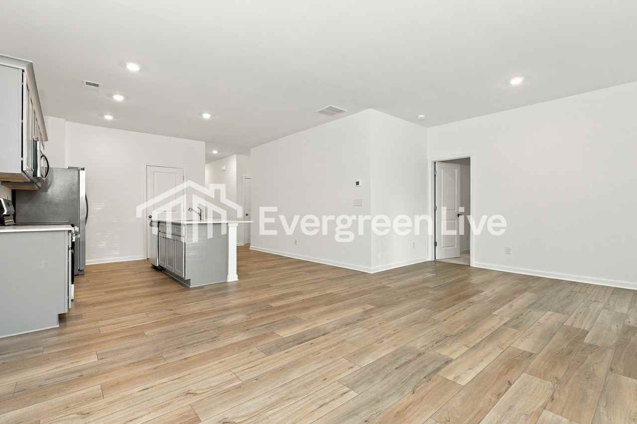 8 Gulfstream Dr - Photo 4 of 15