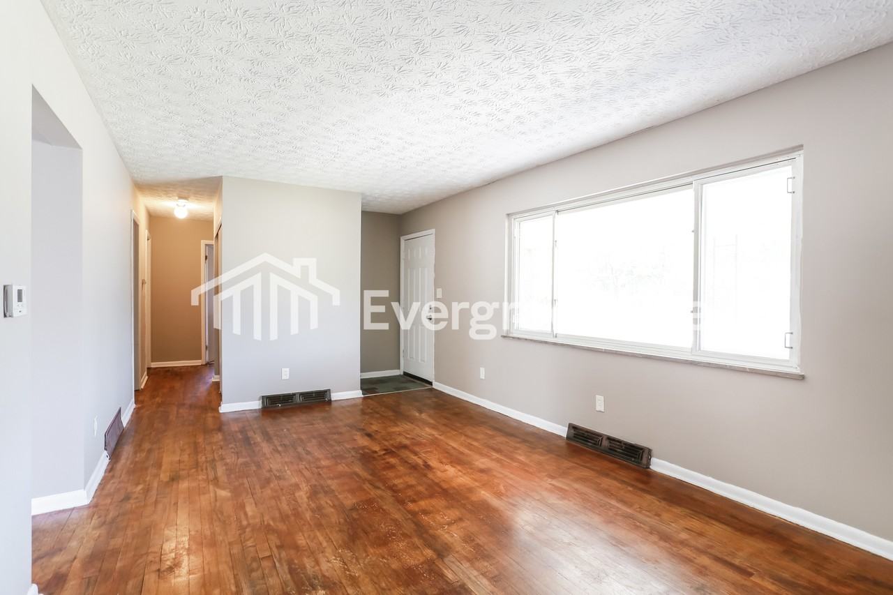 1372 Lilley Ave - Photo 4 of 15