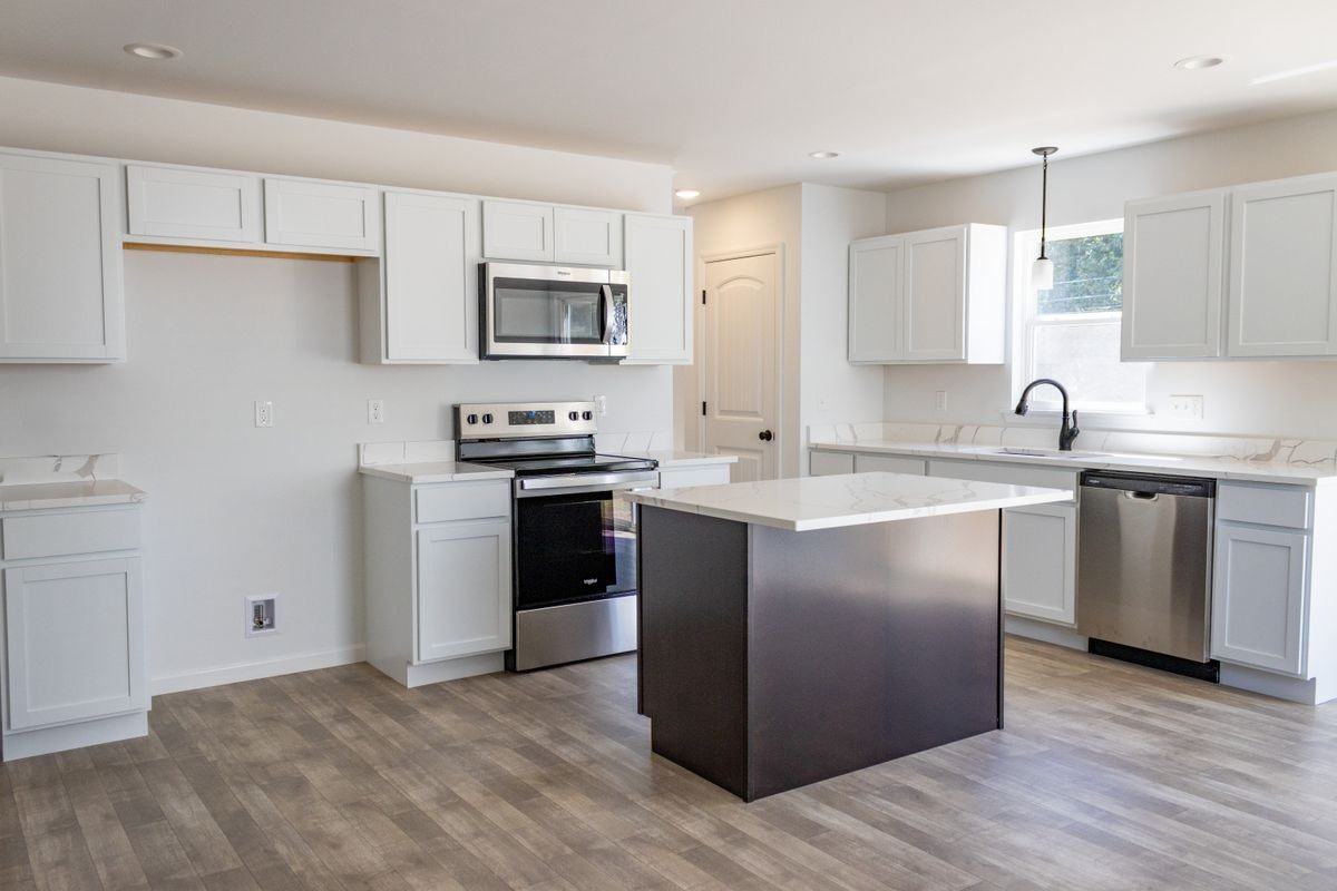 211 John St - Photo 5 of 22