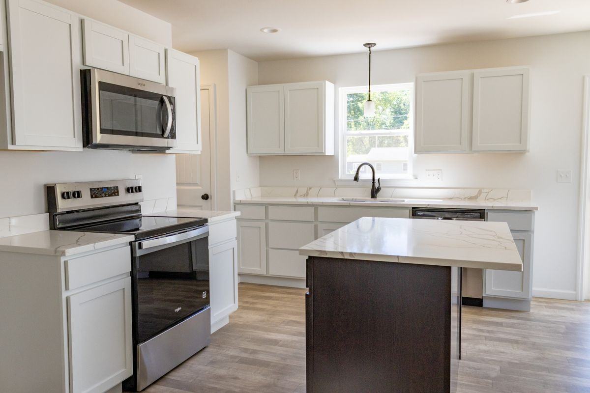 211 John St - Photo 6 of 22