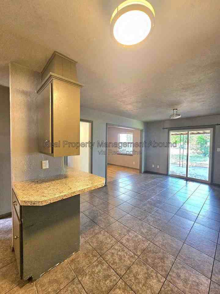 308 S Hickory Pl - Photo 3 of 20