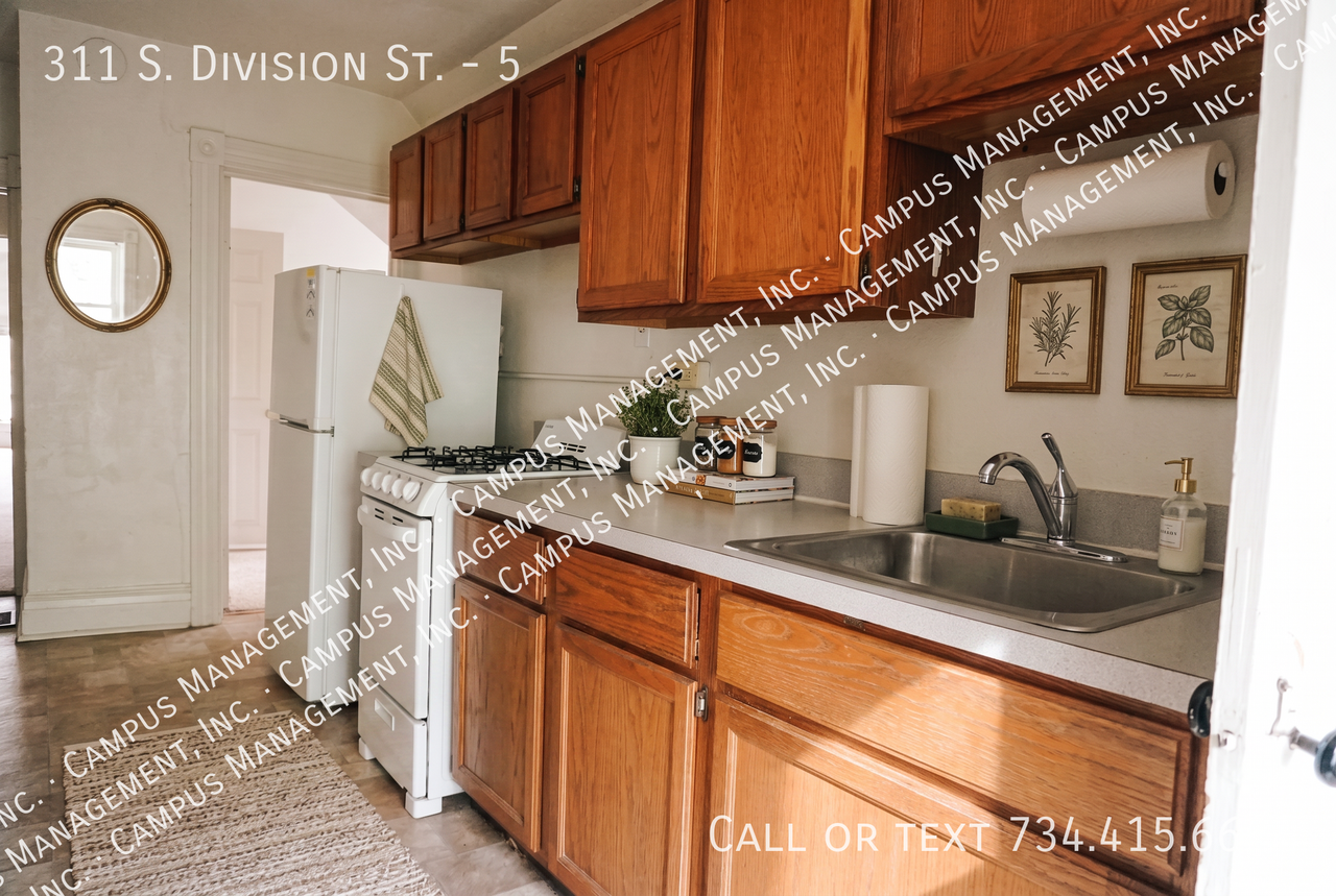 311 S Division St #5 - Photo 2 of 5