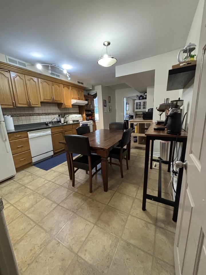 415 Lisgar St - Photo 4 of 8