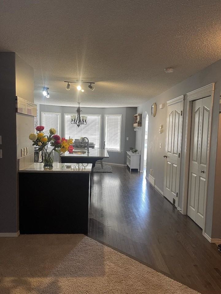 186 Autumn Cres Se - Photo 2 of 15