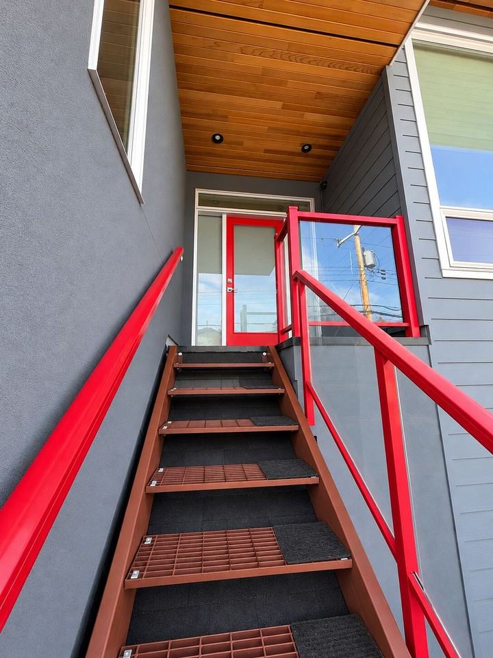 712 33a St Nw - Photo 3 of 34